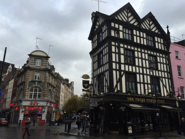 Pub architecture